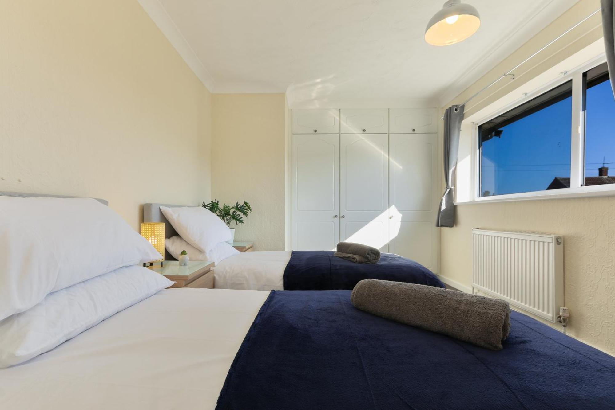 Leconfield Close - Comfy House And Free Parking